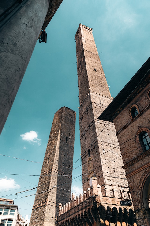 Спасяването на кулата в Болоня Снимка: Bianca Ackermann on Unsplash