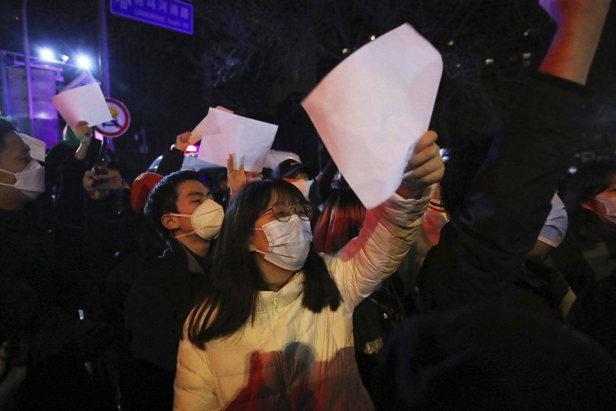 Хората в Китай протестират срещу строгите мерки за ковид Китайците издигат празни бели листове в знак на протест срещу политиката за "нулев ковид". Източник: picture alliance / ASSOCIATED PRESS | Koki Kataoka