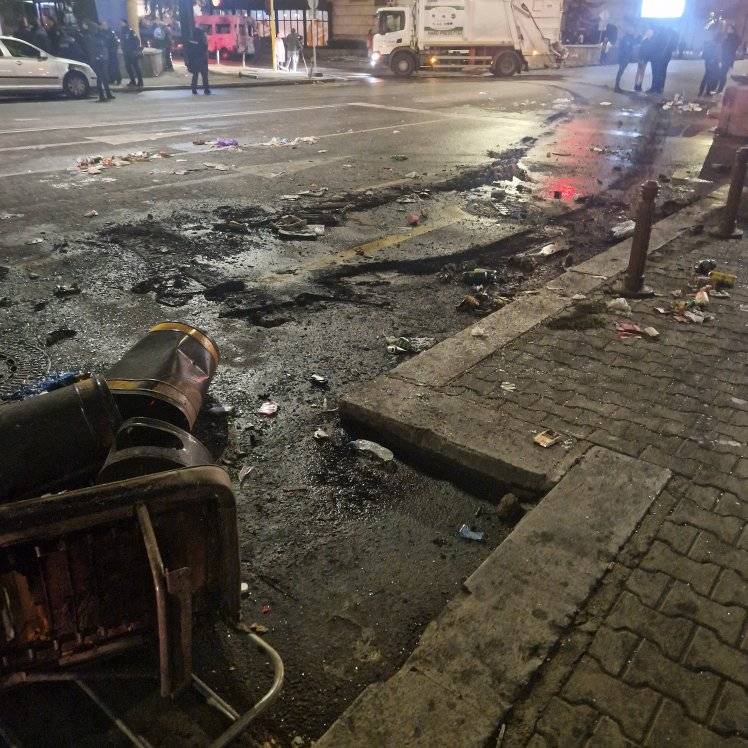 Източник: eКметът на квартала, в който се е провел протестът показа във Фейсбук как са изглеждали улиците след сблъсъците.v via unsplash