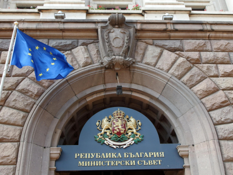 Партиите в правителството останаха три. Една напусна